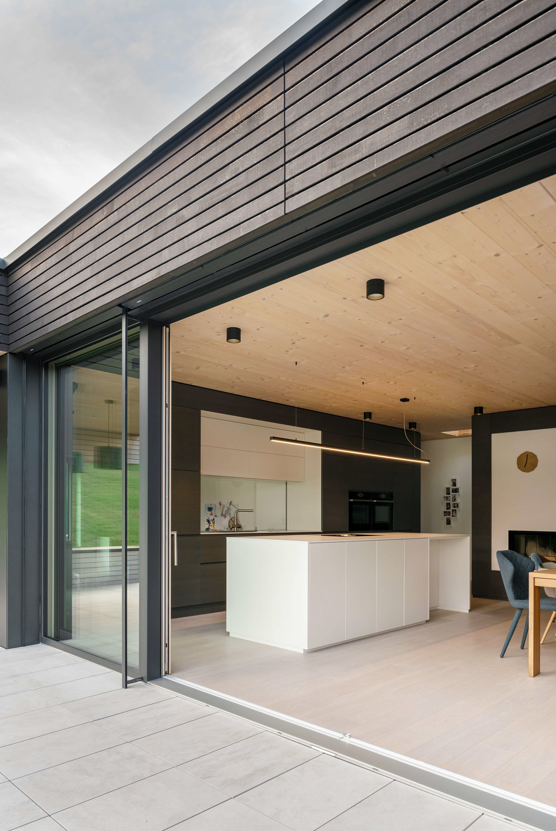 Moderní prefabrikovaná dřevostavba smontovaná na místě