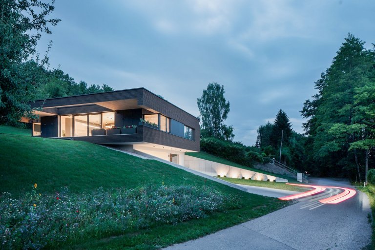 Moderní prefabrikovaná dřevostavba smontovaná na místě