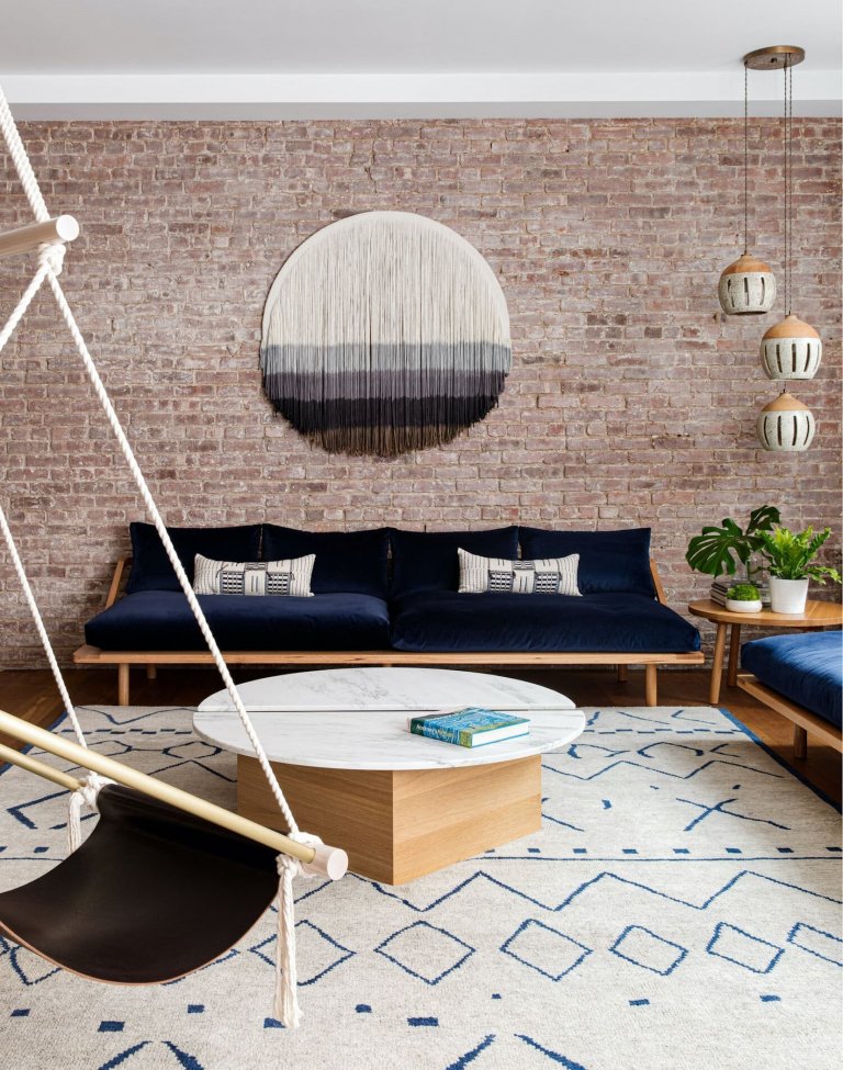 Modré tóny a odhalená cihla loftu v New Yorku