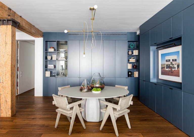 Modré tóny a odhalená cihla loftu v New Yorku