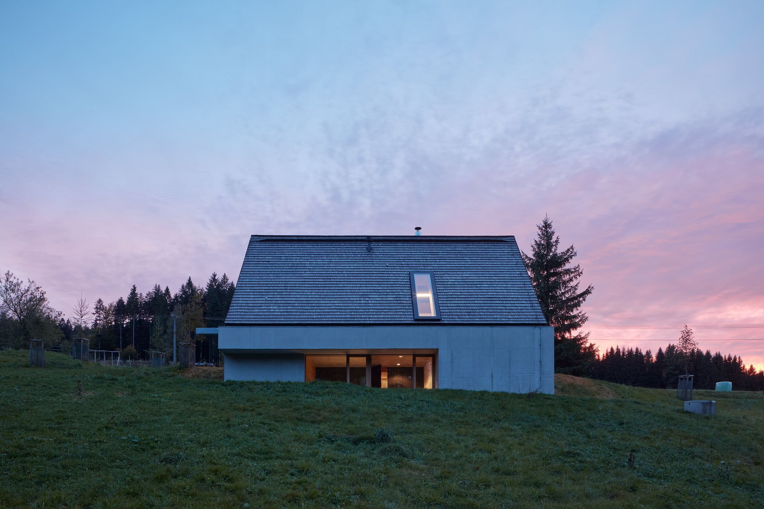 Kreativitě se meze nekladou a tento víkendový dům kombinující původní architekturu s moderní je toho jasným důkazem