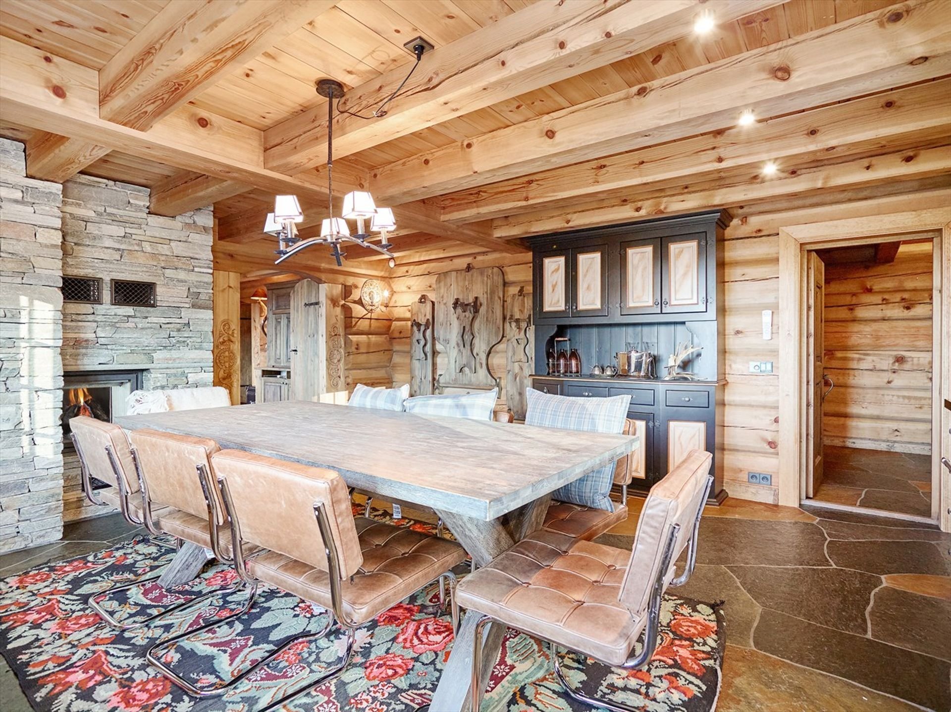 Norský srub s důrazem na řezbářskou práci