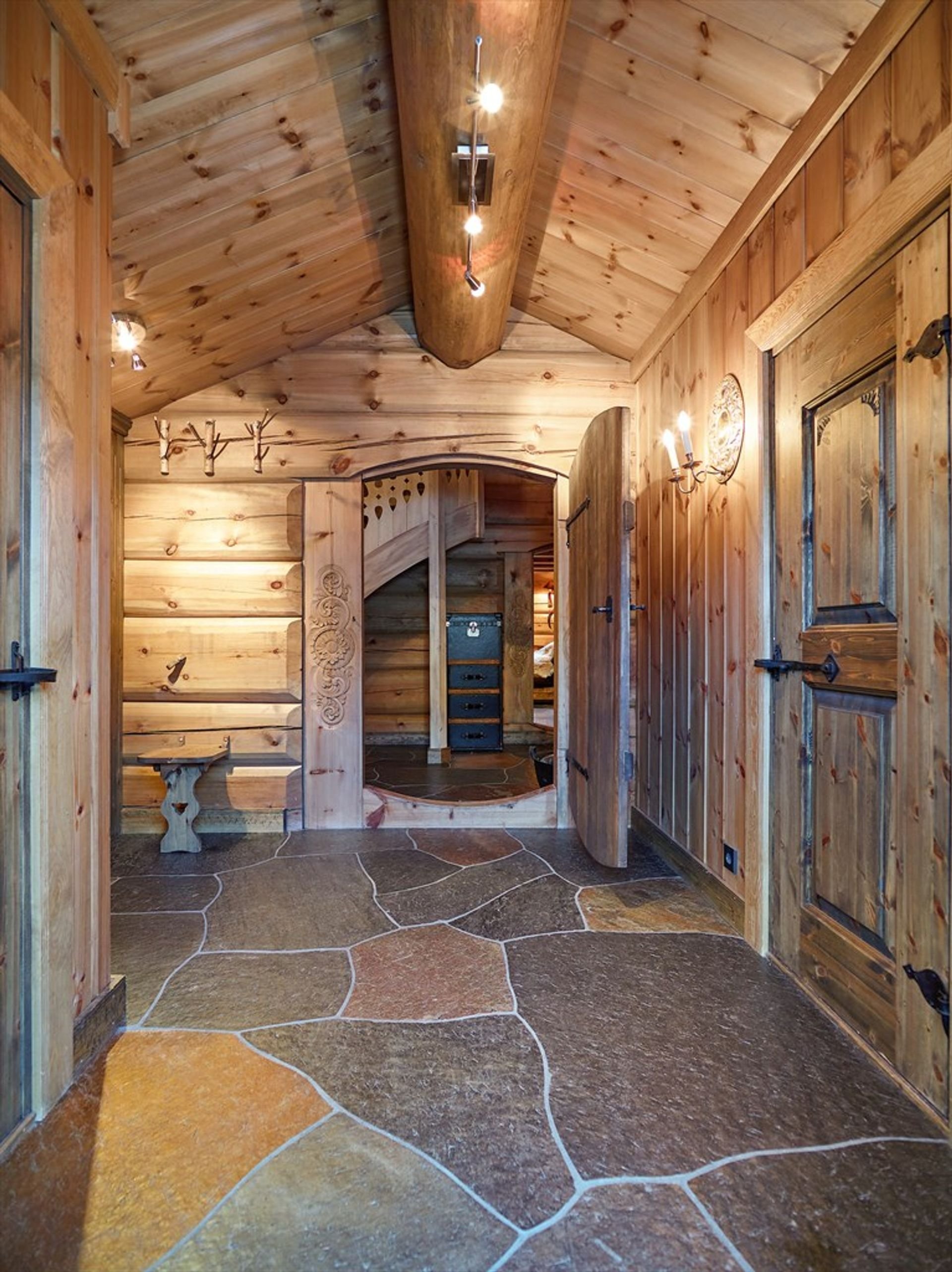 Norský srub s důrazem na řezbářskou práci