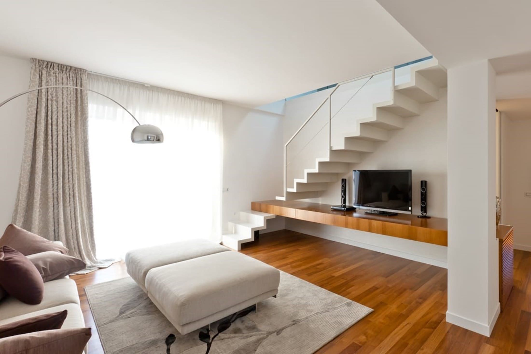 Pěkné a praktické využití místa pod schodištěm