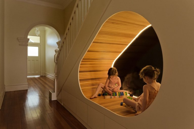 Pěkné a praktické využití místa pod schodištěm