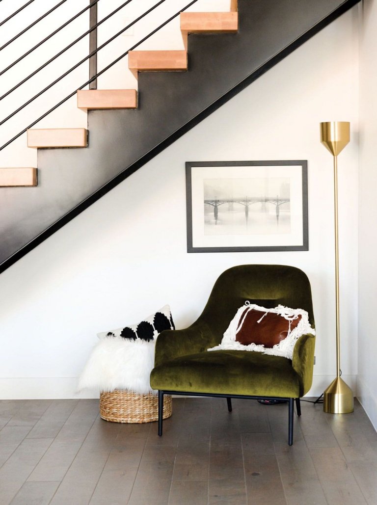 Pěkné a praktické využití místa pod schodištěm