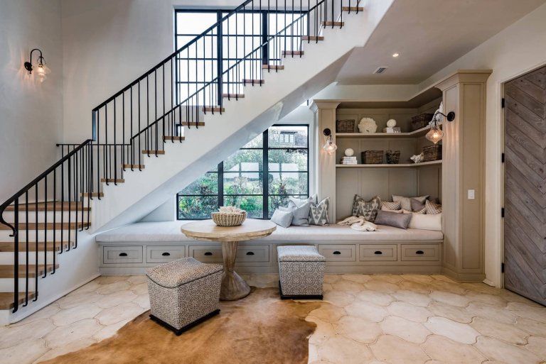 Pěkné a praktické využití místa pod schodištěm