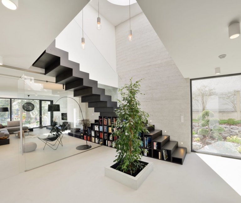 Pěkné a praktické využití místa pod schodištěm