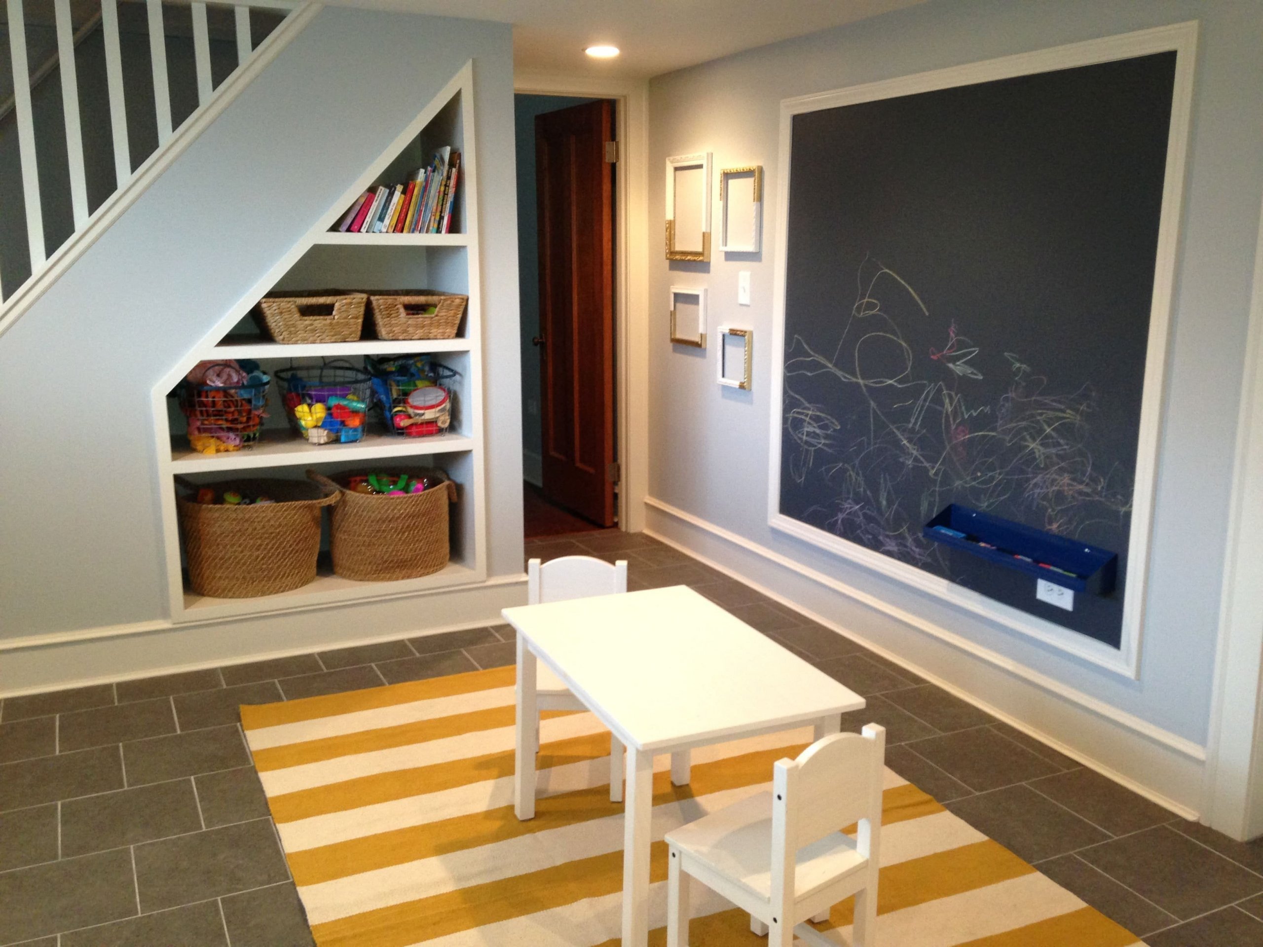 Pěkné a praktické využití místa pod schodištěm