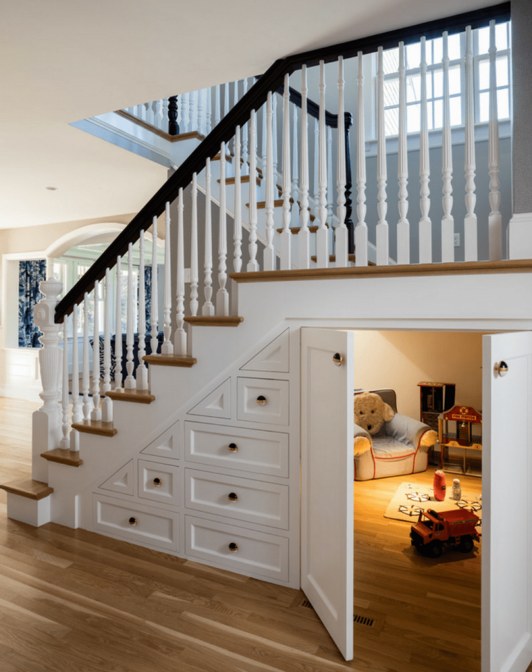 Pěkné a praktické využití místa pod schodištěm