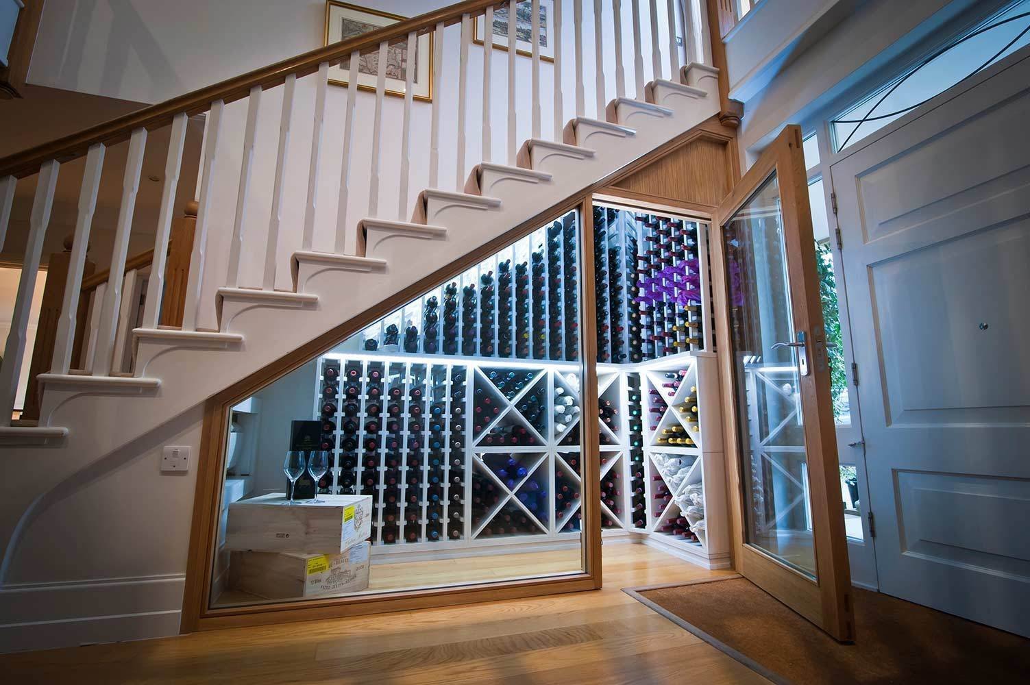 Pěkné a praktické využití místa pod schodištěm