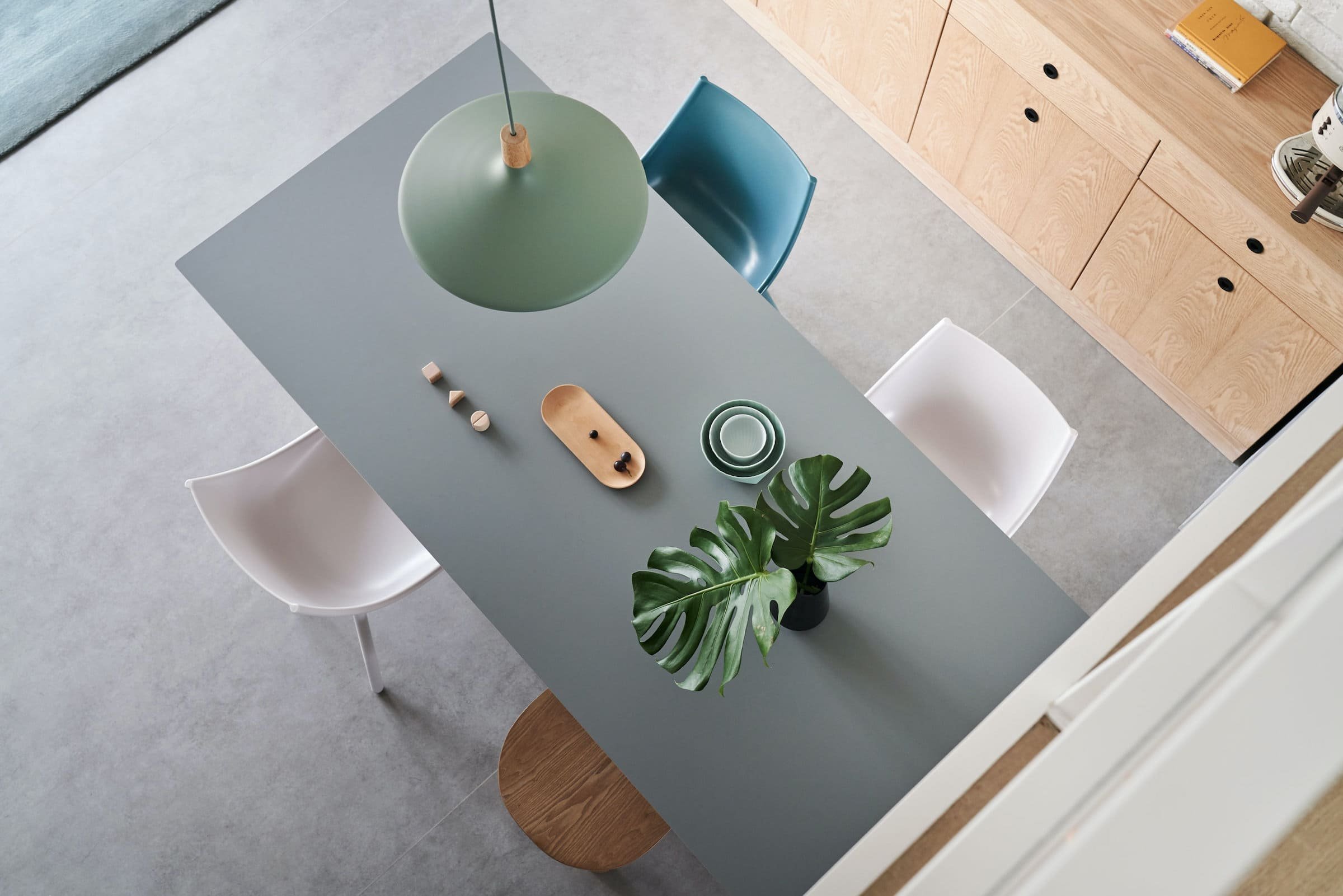 Podkrovní bydlení s galerií v pastelových barvách