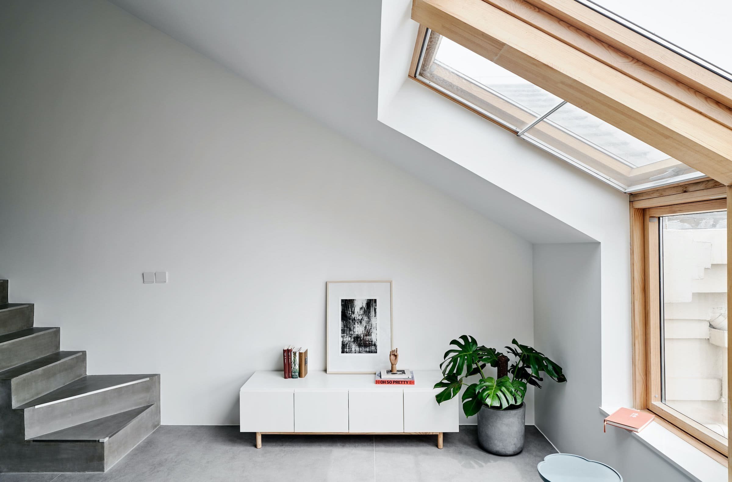 Podkrovní bydlení s galerií v pastelových barvách