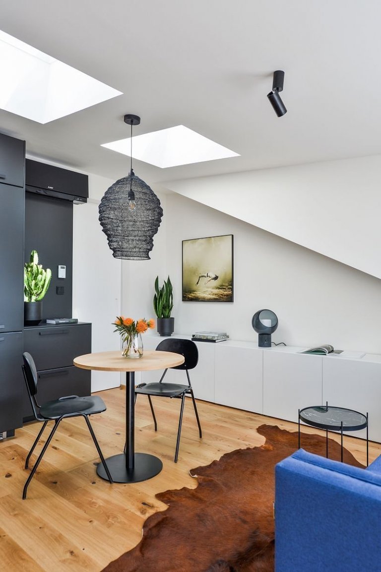 Podkrovní byt s černou kuchyní