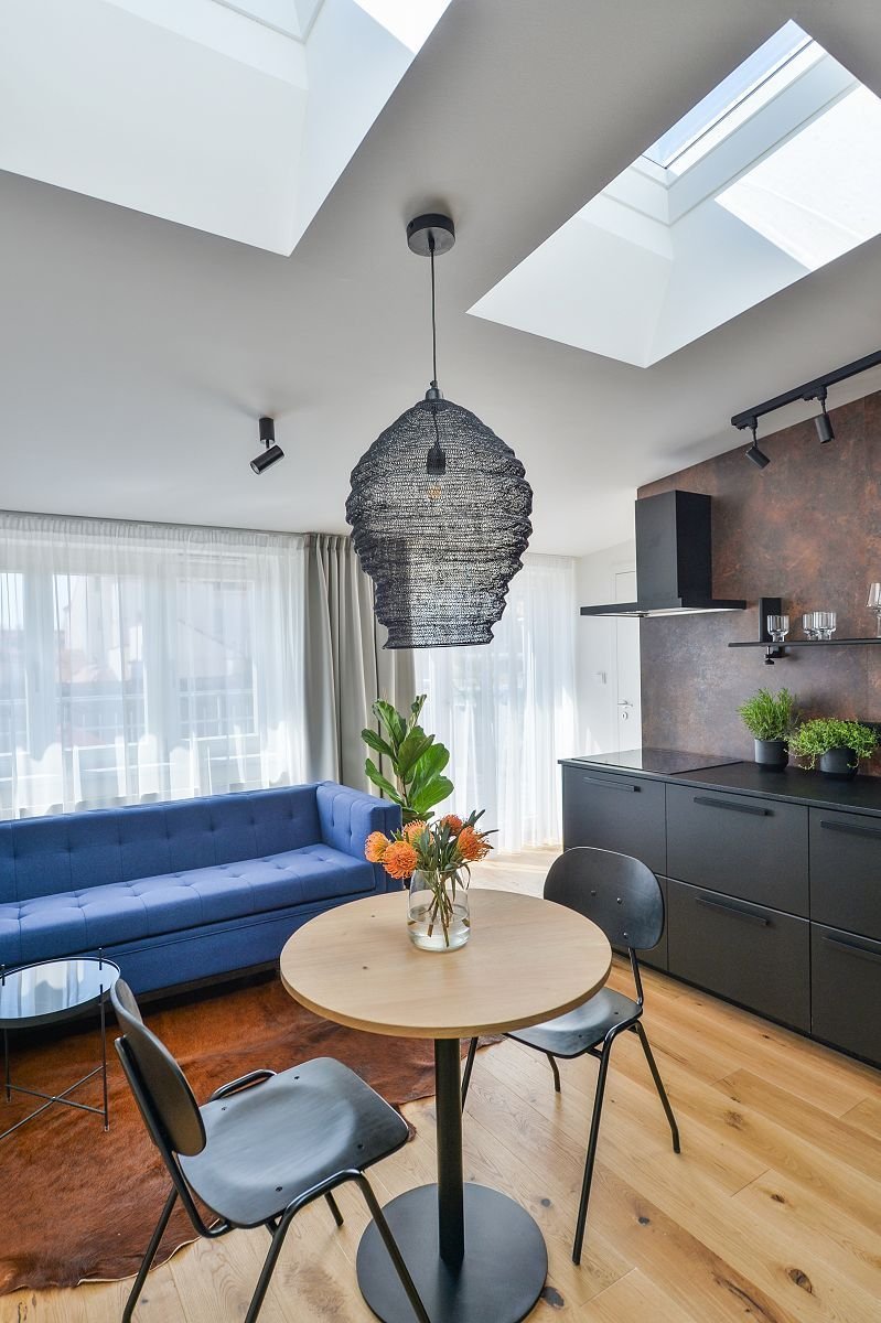 Podkrovní byt s černou kuchyní