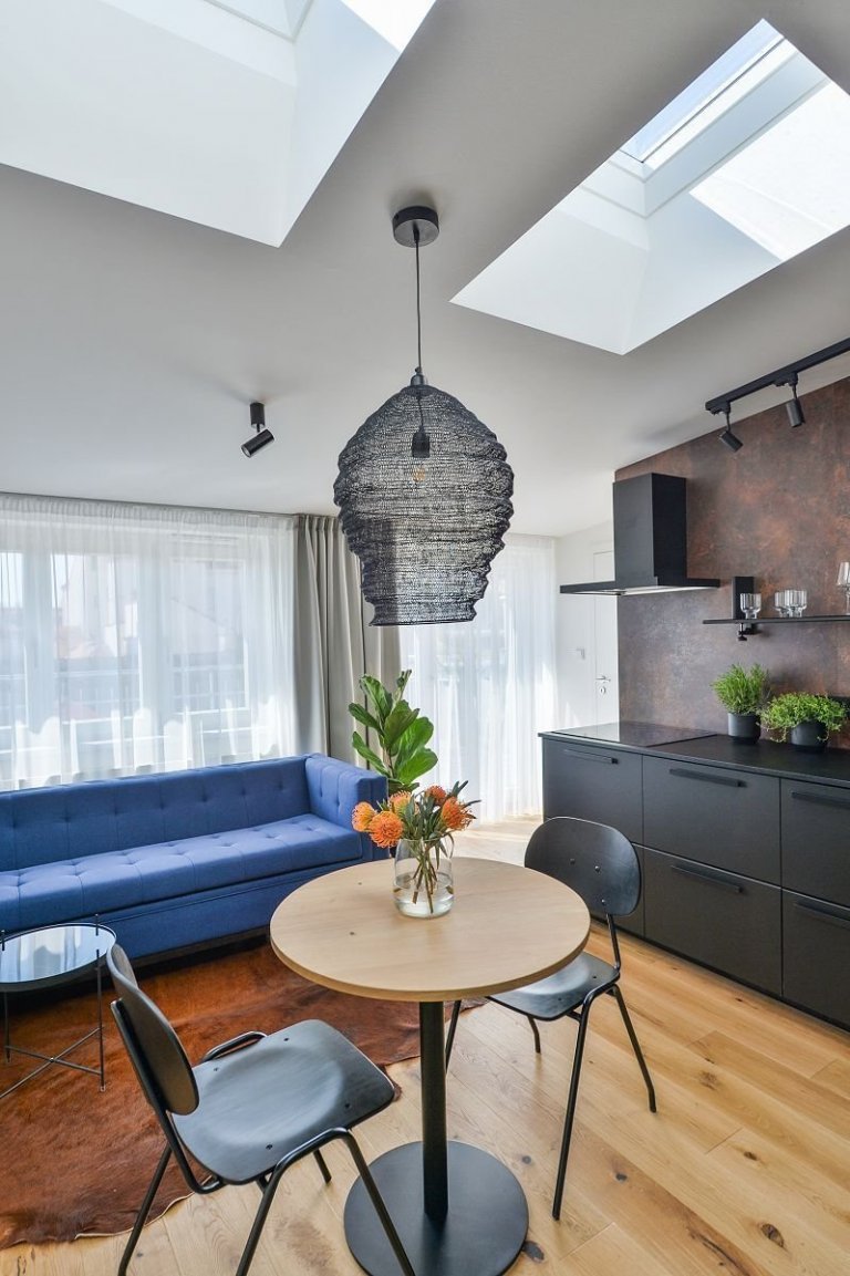 Podkrovní byt s černou kuchyní