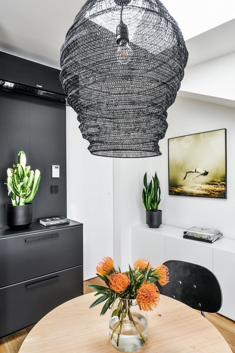 Podkrovní byt s černou kuchyní