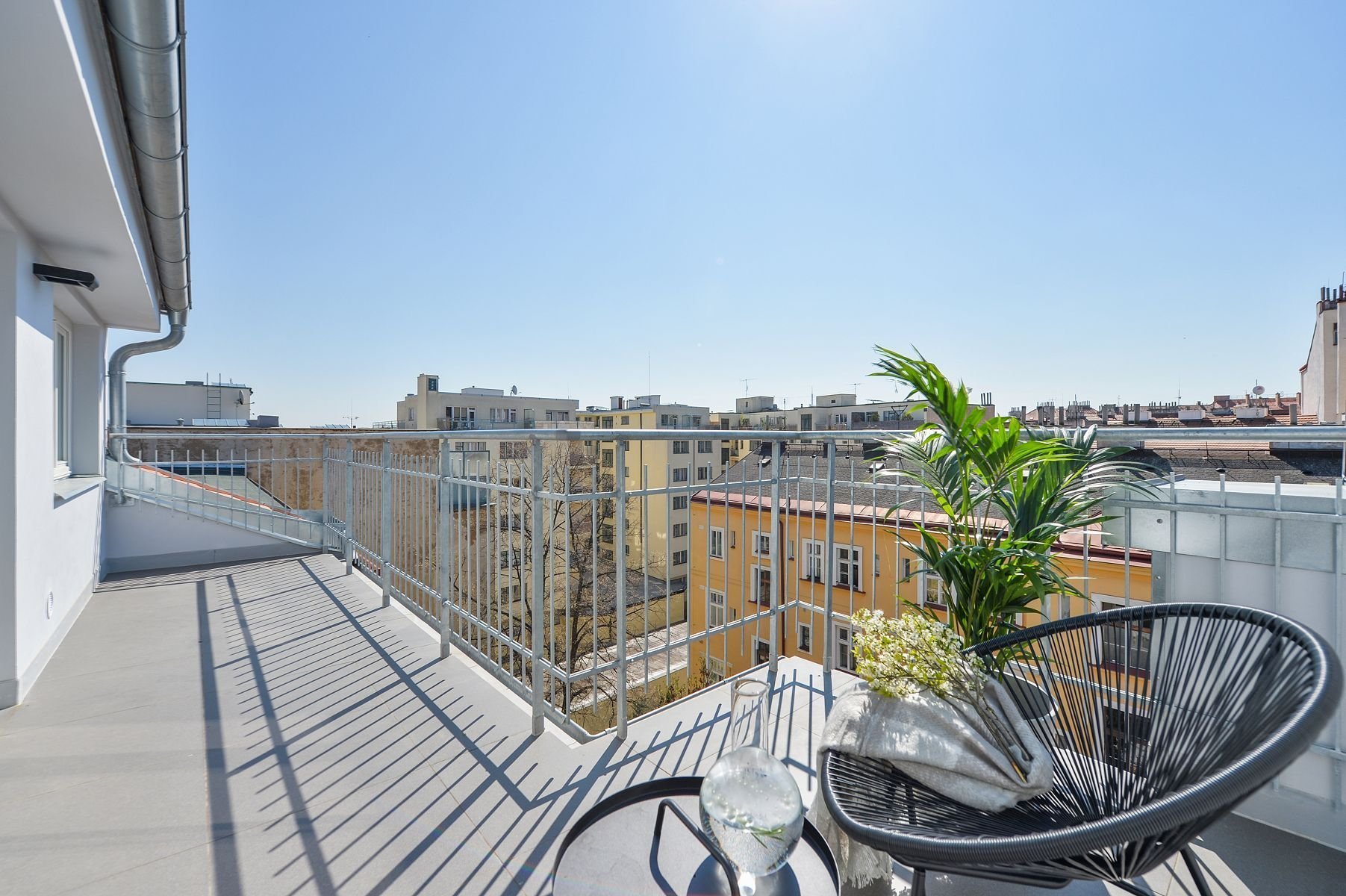 Podkrovní byt s černou kuchyní