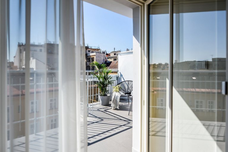 Podkrovní byt s černou kuchyní