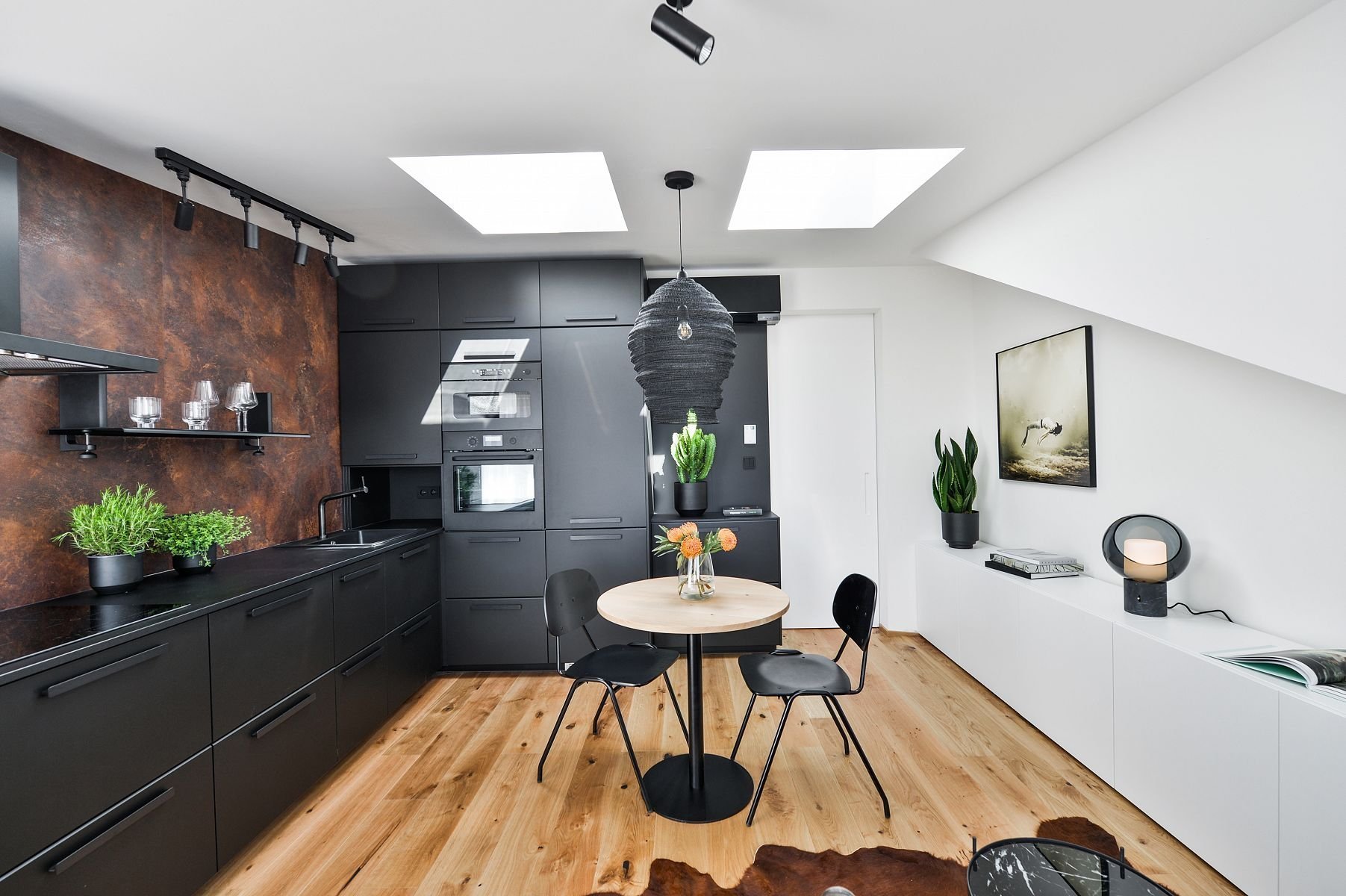 Podkrovní byt s černou kuchyní