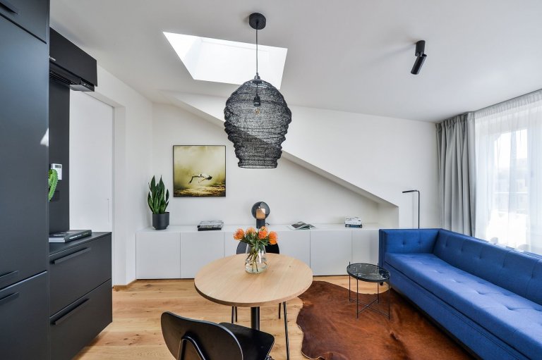 Podkrovní byt s černou kuchyní