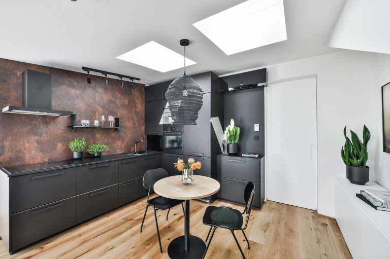 Podkrovní byt s černou kuchyní