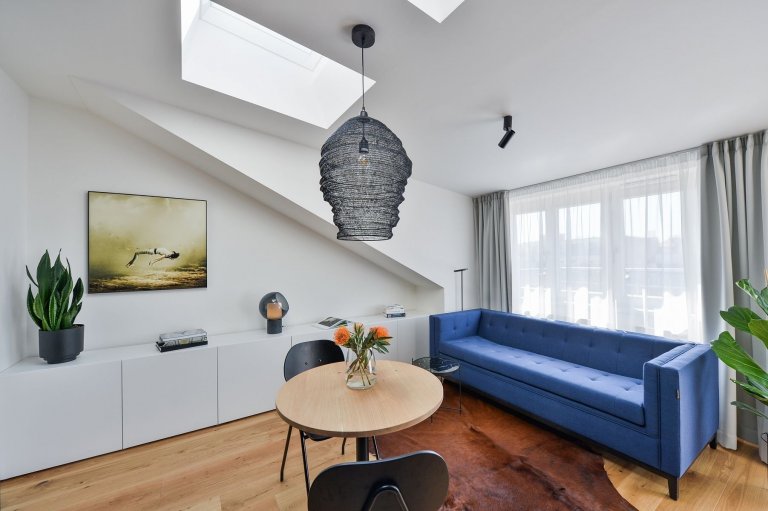 Podkrovní byt s černou kuchyní