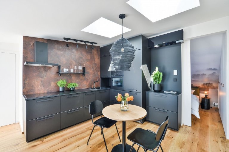 Podkrovní byt s černou kuchyní
