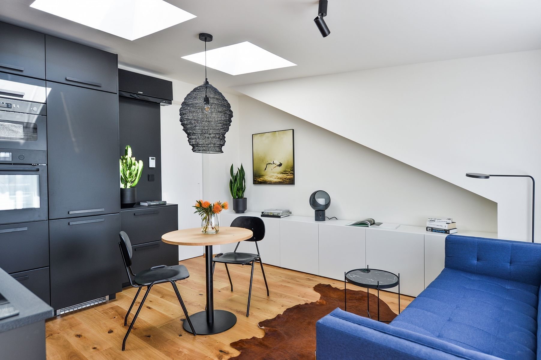 Podkrovní byt s černou kuchyní