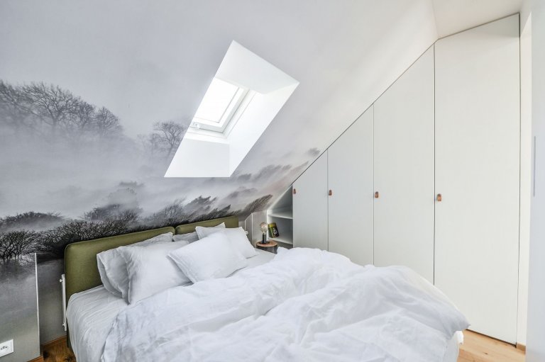 Podkrovní byt s černou kuchyní