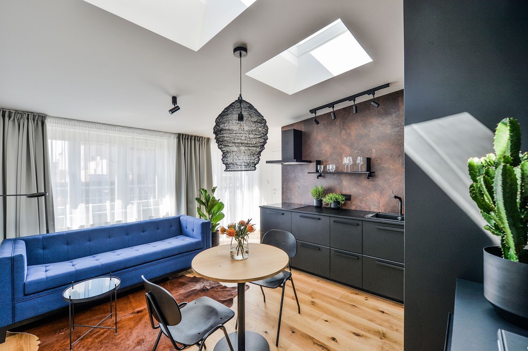 Podkrovní byt s černou kuchyní