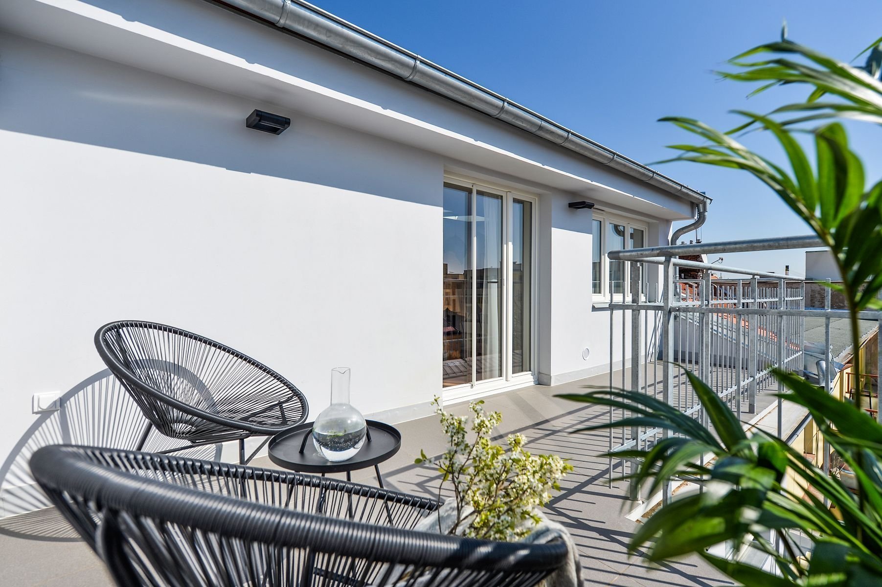 Podkrovní byt s černou kuchyní