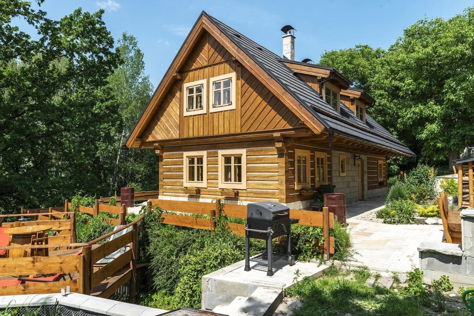 Překrásná roubenka obklopená pastvinami, lesy a rybníky