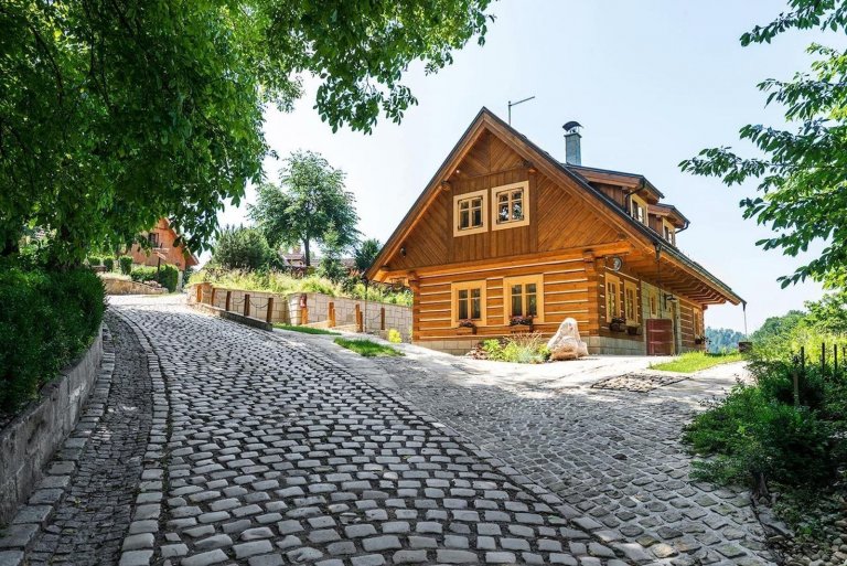 Překrásná roubenka obklopená pastvinami, lesy a rybníky