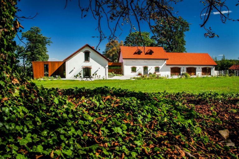 Proměna rozpadlé farmy na moderní bydlení