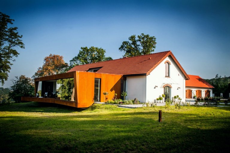 Proměna rozpadlé farmy na moderní bydlení