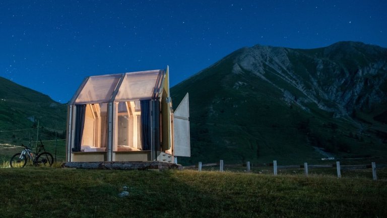 Prosklená chata pod hvězdným nebem italských Alp