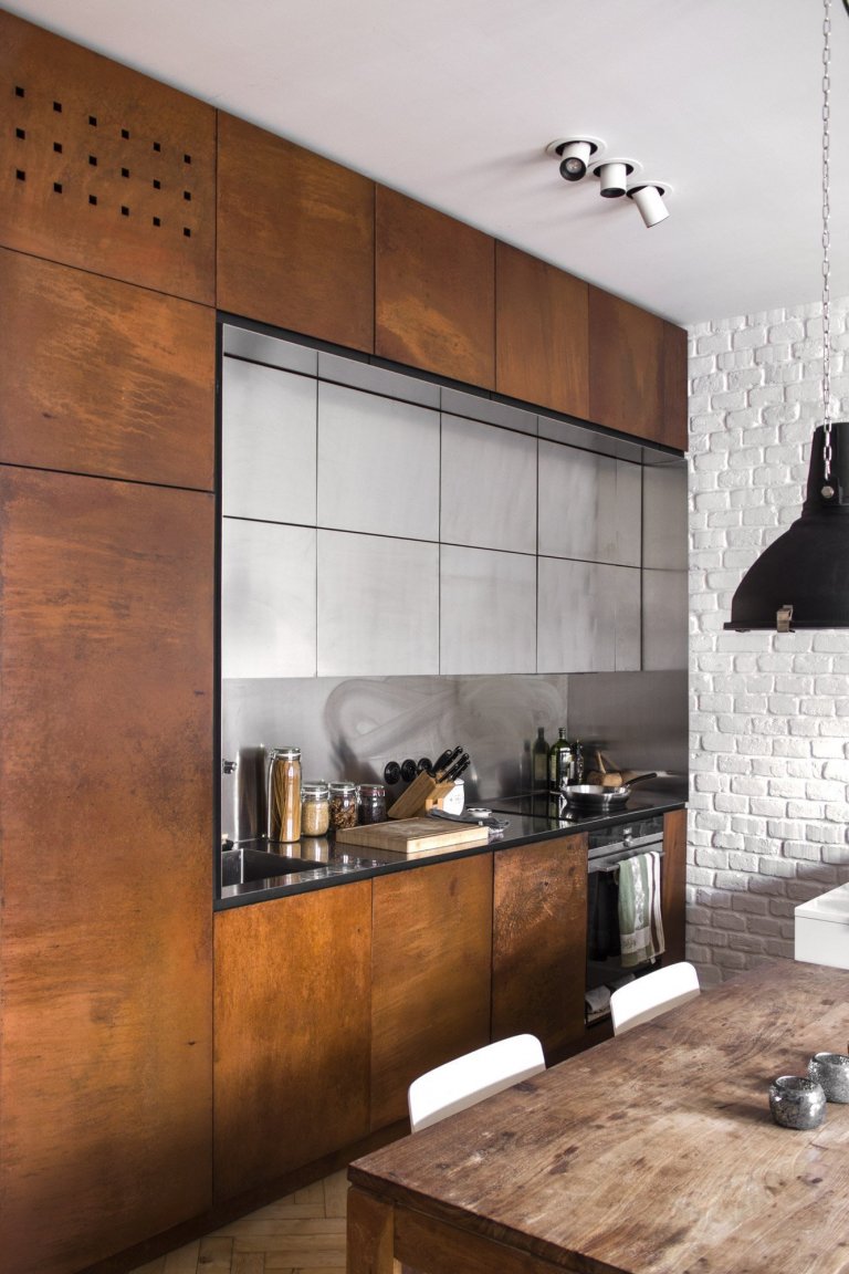 Prvorepublikový byt s ocelí a rezem v hlavní roli