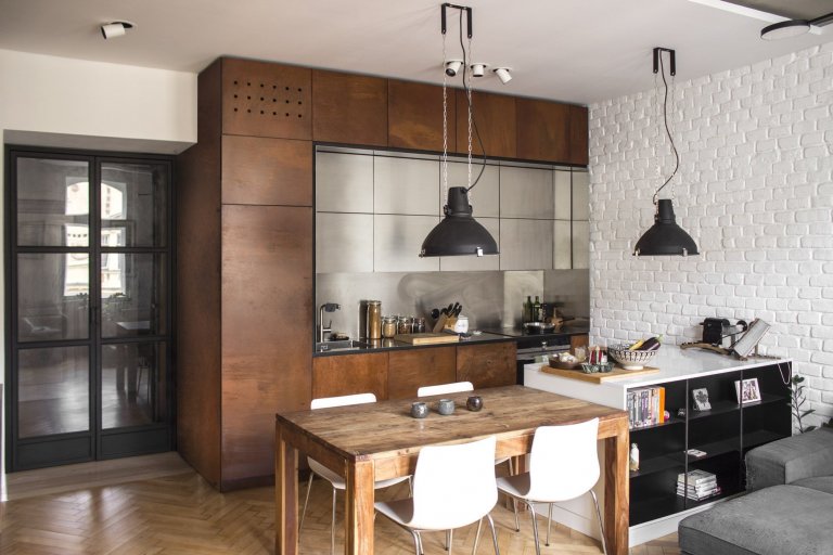 Prvorepublikový byt s ocelí a rezem v hlavní roli