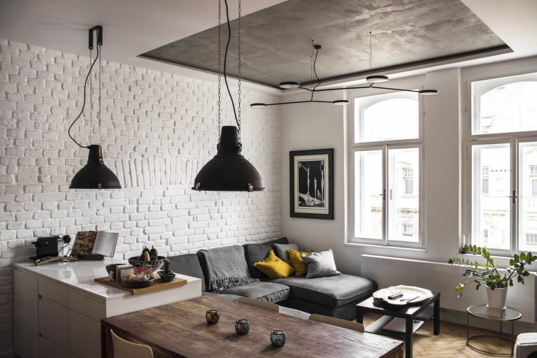 Z některých stěn zcela odstranili omítky a zakonzervovali tu původní prvorepublikové zdivo