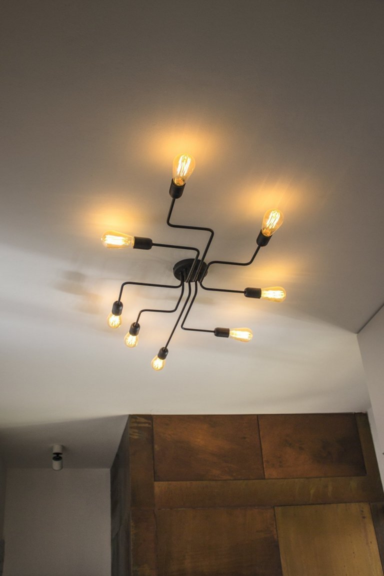 Prvorepublikový byt s ocelí a rezem v hlavní roli