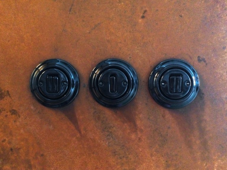 Prvorepublikový byt s ocelí a rezem v hlavní roli