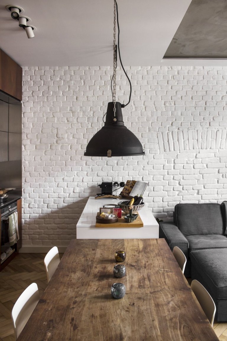 Prvorepublikový byt s ocelí a rezem v hlavní roli