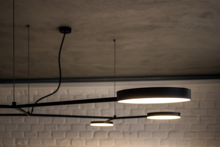 Prvorepublikový byt s ocelí a rezem v hlavní roli