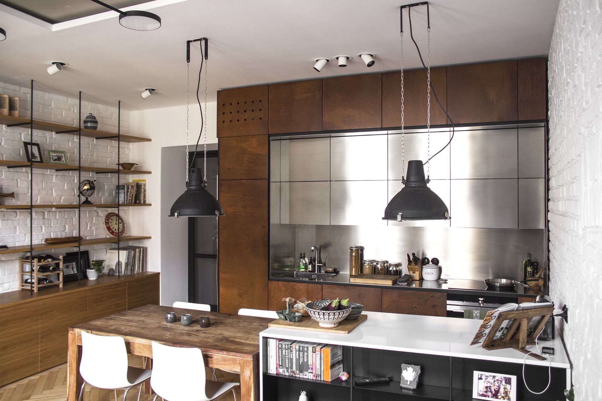 Architekti se snažili zachovat původní hodnoty interiéru v novém industriálnějším pojetí