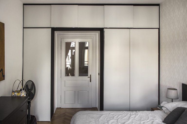 Prvorepublikový byt s ocelí a rezem v hlavní roli