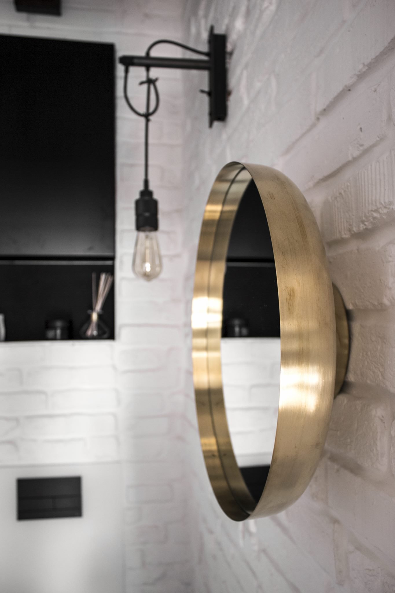 Prvorepublikový byt s ocelí a rezem v hlavní roli