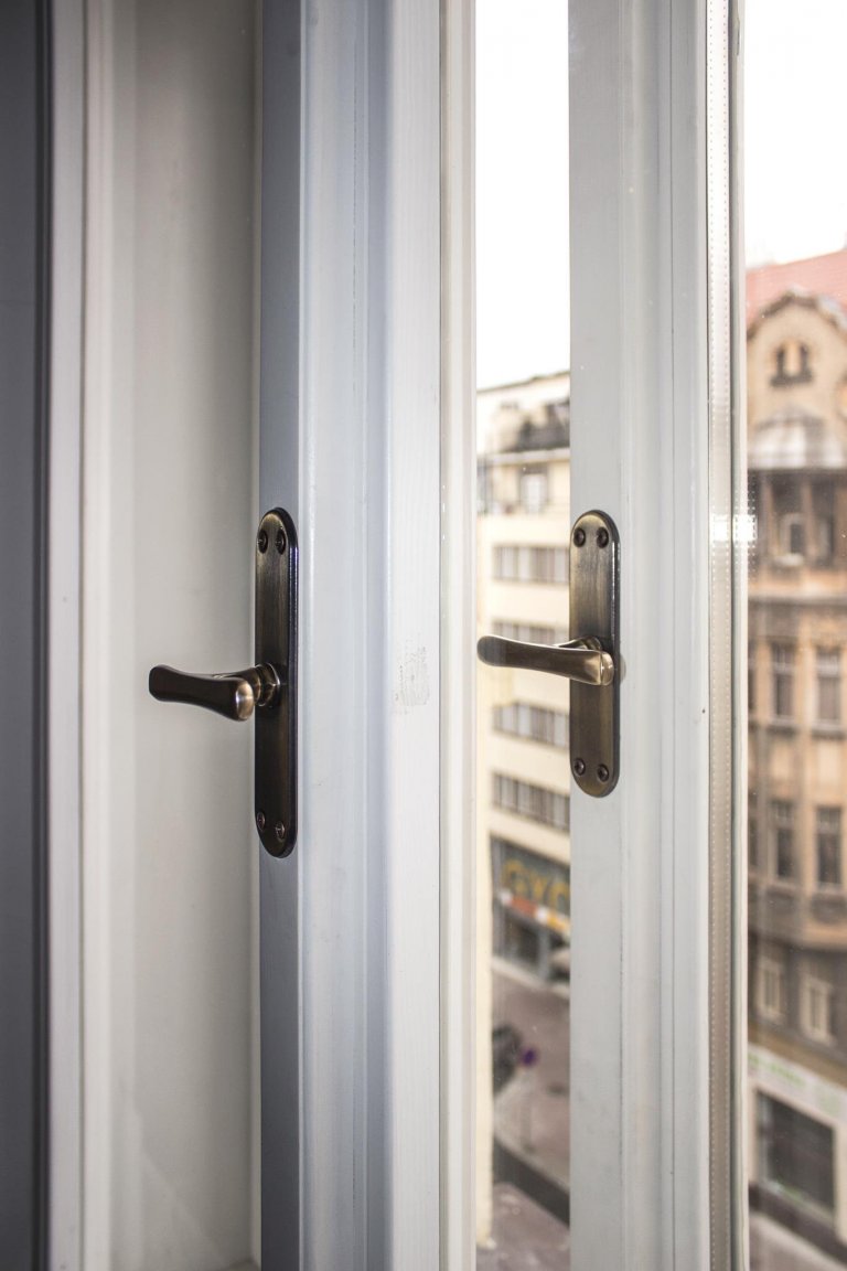 Prvorepublikový byt s ocelí a rezem v hlavní roli