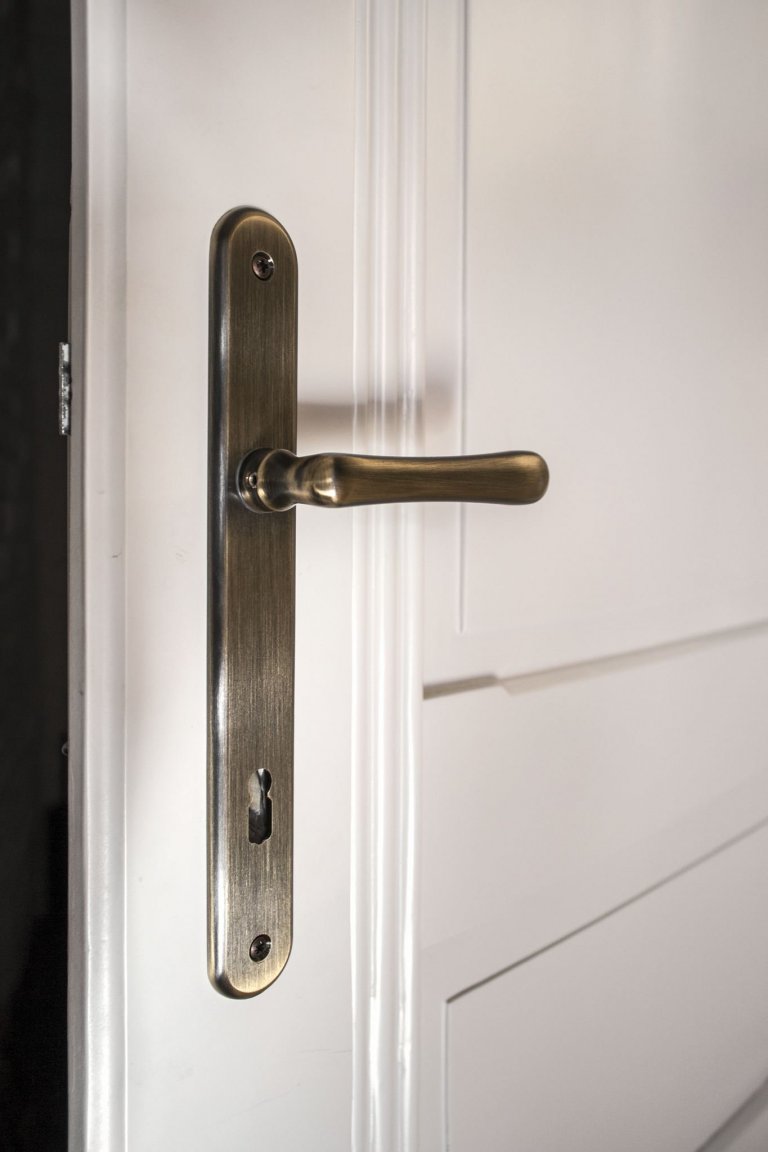 Prvorepublikový byt s ocelí a rezem v hlavní roli