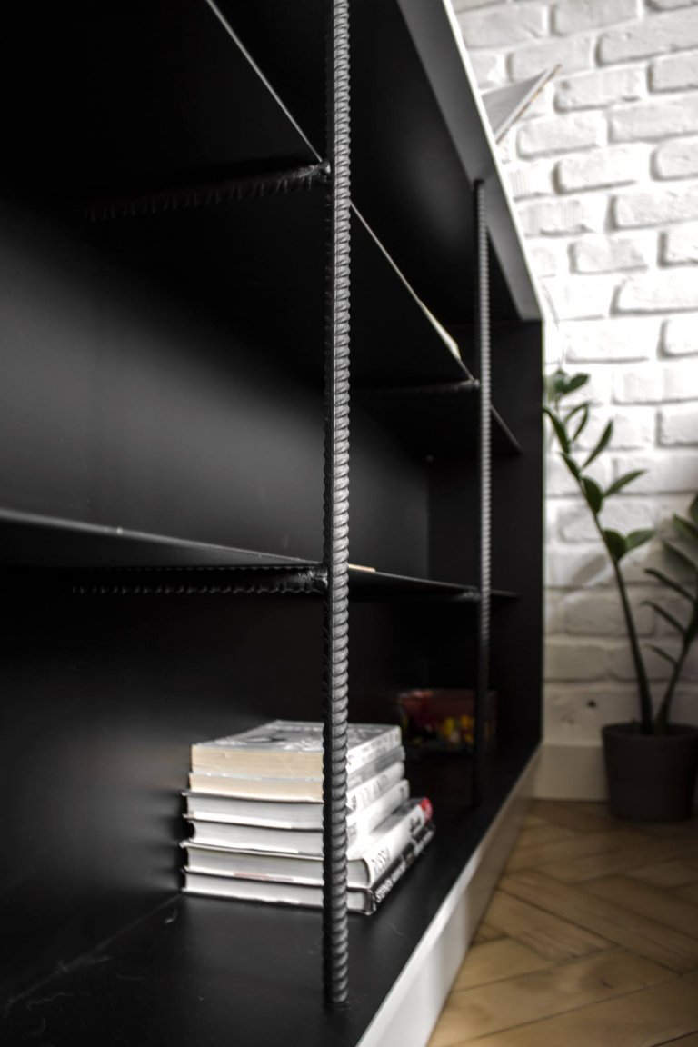 Prvorepublikový byt s ocelí a rezem v hlavní roli